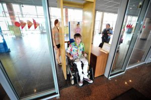 мПодъемные платформы в количестве 19 штук установили в домах района Чертаново Центральное для передвижения маломобильных граждан. Фото: Александр Казаков, «Вечерняя Москва» Подъемные платформы в количестве 19 штук установили в районе Чертаново Центральное для передвижения маломобильных граждан. Фото: Александр Казаков, «Вечерняя Москва»