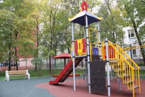 Благоустройство детской площадки, хоккейной «коробки» и воркаут-зоны провели в Нагатино-Садовниках за счет средств от платных парковок. Фото: Павел Волков, «Вечерняя Москва» Благоустройство детской площадки, хоккейной «коробки» и воркаут-зоны провели в Нагатино-Садовниках за счет средств от платных парковок. Фото: Павел Волков, «Вечерняя Москва»