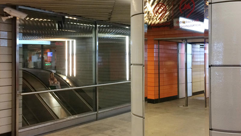 Вестибюли станций метро «Кантемировская» и «Орехово» украсили зеркалами