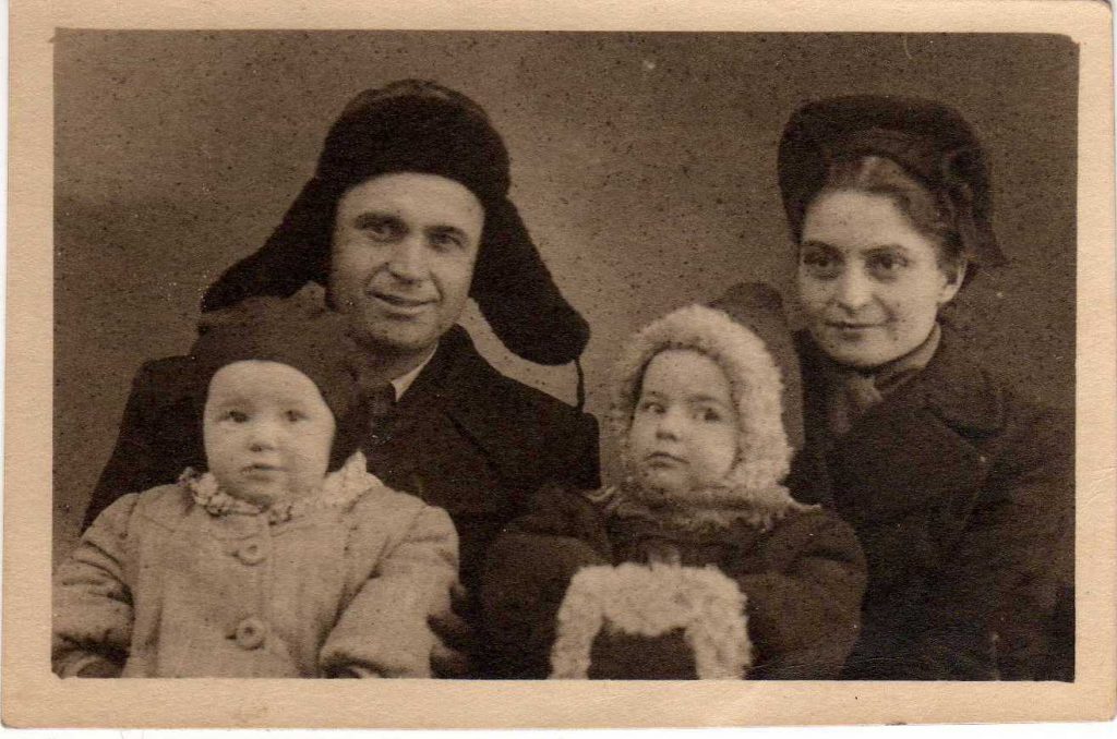 1940-е годы. Степан Саблуков с женой Еленой, дочками Леной и Татьяной. Фото: из личного архива