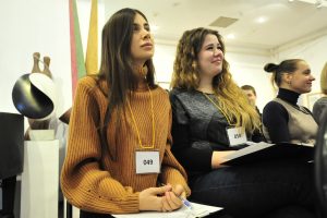3 ноября 2017 года. Радмила Евсеева и Анастасия Светленко (слева направо) отвечают на вопросы этнографического диктанта. Фото: Пелагея Замятина