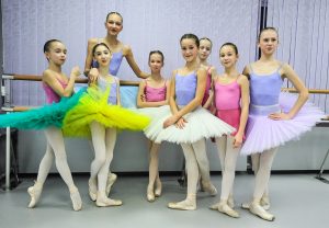 8 ноября 2017 года. Воспитанницы балетной школы «Армида» на репетиции. Фото: Пелагея Замятина 8 ноября 2017 года. Воспитанницы балетной школы «Армида» на репетиции. Фото: Пелагея Замятина