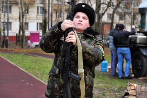 13 ноября 2017 года. Лев Терехин разбирает макет автомата Калашникова на время. Фото: Пелагия Замятина