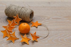 Украсить елочную ветку можно сушеной корочкой мандарина в виде звезд. Фото: Shutterstock