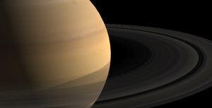 Ближайшее окружение Сатурна хранит множество загадок. Фото: скриншот YouTube