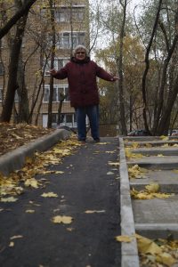 25 октября 2017 года. Пенсионерка Ирина Карасева демонстрирует асфальтированный склон без поручней. Фото: Михаил Савкин