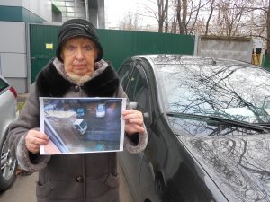 17 ноября 2017 года. Жительница района Орехово-Борисово Южное Мира Овсянникова показывает фотографию грузового автомобиля, который перекрыл пожарный проезд к дому во время разгрузки. Фото: Андрей Объедков 17 ноября 2017 года. Жительница района Орехово-Борисово Южное Мира Овсянникова показывает фотографию грузового автомобиля, который перекрыл пожарный проезд к дому во время разгрузки. Фото: Андрей Объедков