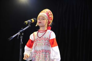 3 ноября 2017 года. Юная участница «Евровидения» Виолетта Бутырова исполняет народные частушки. Фото: Пелагия Замятина 3 ноября 2017 года. Юная участница «Евровидения» Виолетта Бутырова исполняет народные частушки. Фото: Пелагия Замятина
