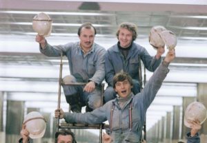 1 октября 1985 года. Бригада чехословацких строителей во время отделки вестибюля на станции «Пражская». Фото: Геннадий Хамельянин / ТАСС 1 октября 1985 года. Бригада чехословацких строителей во время отделки вестибюля на станции «Пражская». Фото: Геннадий Хамельянин / ТАСС