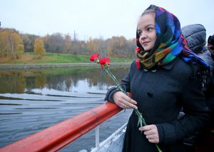 29 октября 2017 года. Участница акции Ульяна Устимова на возложении цветов в память о погибших заключенных. Фото: Антон Гердо