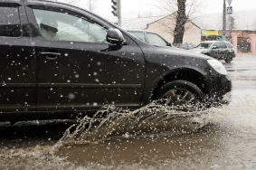 Выпадение снега и теплую погоду пообещали Москве на вторник