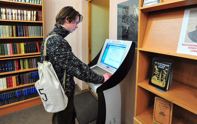 Аппараты безналичной оплаты услуг установили в библиотеках и дворцах культуры ЮАО