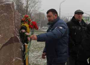 Депутат Дмитрий Хлестов возлагает цветы к мемориальному камню героям-ликвидаторам последствий Чернобыльской катастрофы. Фото: предоставлено Михаилом Мартыновым Депутат Дмитрий Хлестов возлагает цветы к мемориальному камню героям-ликвидаторам последствий Чернобыльской катастрофы. Фото: предоставлено Михаилом Мартыновым