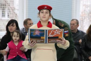 Ученица школы во время принятия присяги. Фото: