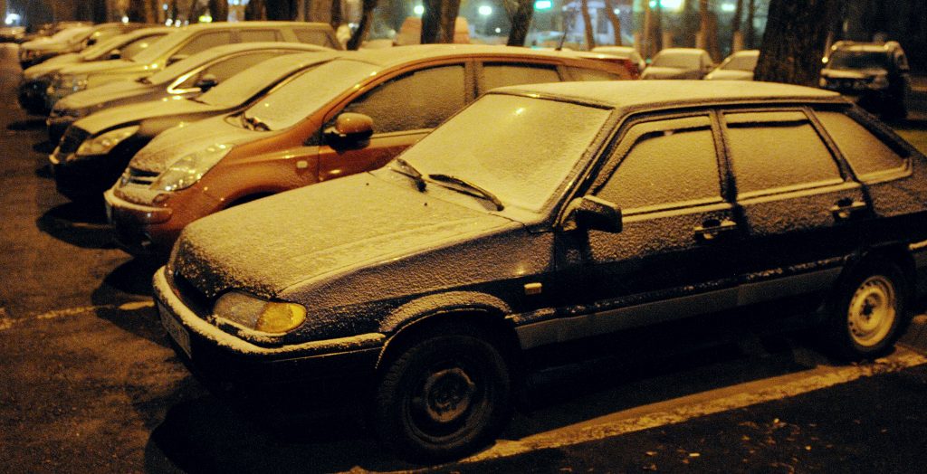 Парковщики Москвы предупредили водителей о плохой погоде