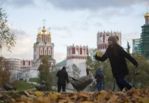 Общение значительно поднимает настроение. Фото: Александр Кожохин