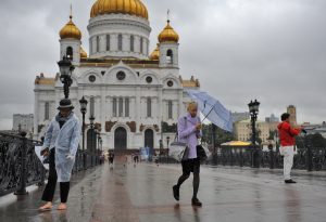 Зонты еще понадобятся жителям Москвы. Фото: Александр Кожохин Зонты еще понадобятся жителям Москвы. Фото: Александр Кожохин