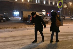 Жителей Москвы предупредили о мокром снеге и гололедице во вторник