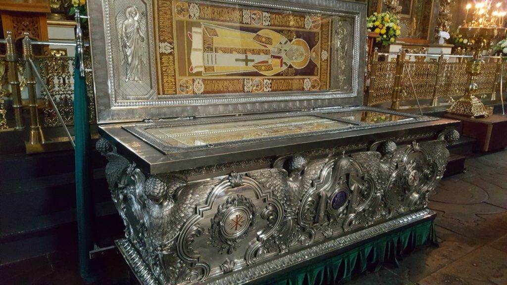 Мощи патриарха Тихона упокоили в новой серебряной раке в Донском монастыре