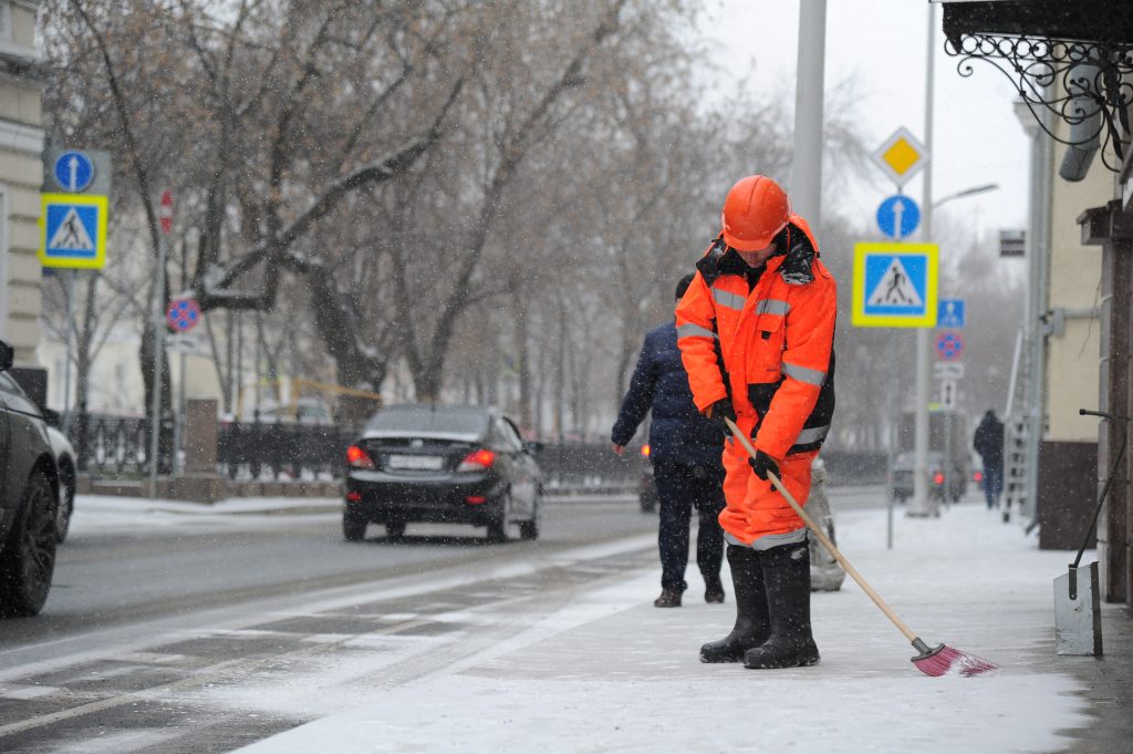 Коммунальщики начали борьбу с последствиями снегопада в Москве