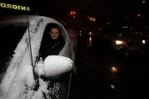 Водителям лучше отказаться от поездок на автомобиле. Фото: "Вечерняя Москва"