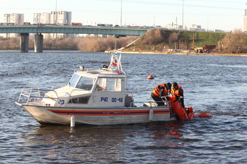 Спасательные катера с видеорегистраторами будут патрулировать Москву-реку этой зимой