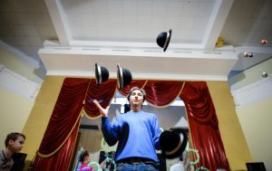 Жонглеры показали свое мастерство манипулировать сразу несколькими предметами одновременно. Фото: Наталья Феоктистова