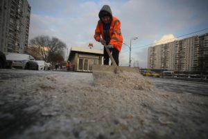 Используемые в Москве противогололедные материалы безопасны для автомобильной резины. Фото: Антон Гердо