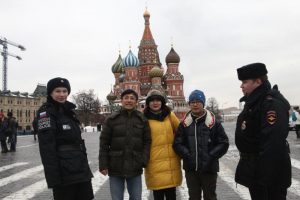 В столичном парке «Зарядье» увеличили количество нарядов туристической полиции. Фото: Павел Волков