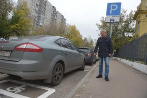 В районе Чертаново Центральное расширили две автостоянки. Фото: Александр Казаков, «Вечерняя Москва»