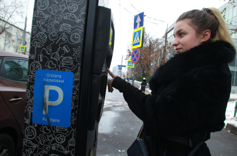 Спецстоянки в Москве украсят по-новогоднему