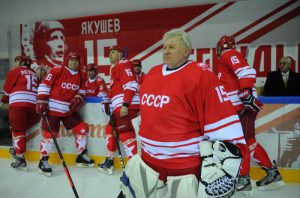 Заслуженный мастер спорта Владимир Мышкин (в центре) на Матче Легенд хоккея. Фото: Александр Кожохин, «Вечерняя Москва» Заслуженный мастер спорта Владимир Мышкин (в центре) на Матче Легенд хоккея. Фото: Александр Кожохин, «Вечерняя Москва»