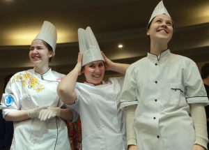 У участников внутреннего этапа Московского кулинарного чемпионата в колледже «Царицыно» будет всего 20 минут, чтобы убедить жюри, что они достойны пройти в следующий этап. Фото: Наталия Нечаева, «Вечерняя Москва» У участников внутреннего этапа Московского кулинарного чемпионата в колледже «Царицыно» будет всего 20 минут, чтобы убедить жюри, что они достойны пройти в следующий этап. Фото: Наталия Нечаева, «Вечерняя Москва»