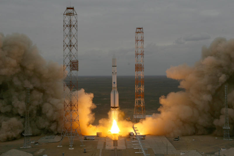 Роскосмос отправит на МКС экипаж из трех человек