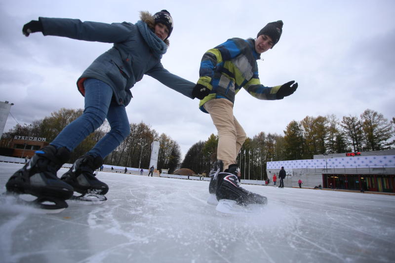 Более 10 катков с искусственным льдом подготовили на юге Москвы