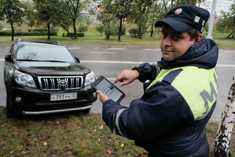 Приложение «Помощник Москвы» за год почти 50 тысяч раз сообщило о парковке на газонах