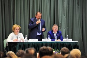 Префект Южного округа Алексей Челышев докладыва5ет жителям об итогах проделанной за год работы. Фото: Пелагия Замятина, «Вечерняя Москва» Префект Южного округа Алексей Челышев докладыва5ет жителям об итогах проделанной за год работы. Фото: Пелагия Замятина, «Вечерняя Москва»