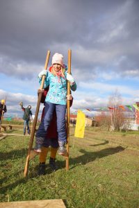 22 октября 2017 года. Спортивный выезд в Подмосковье, организованный клубом «Аквант» для детей Южного округа. На фото: Анна Хлебникова преодолевает полосу препятствий на ходулях. Фото опубликовал ФСК «Аквант» 22 октября 2017 года. Спортивный выезд в Подмосковье, организованный клубом «Аквант» для детей Южного округа. На фото: Анна Хлебникова преодолевает полосу препятствий на ходулях. Фото опубликовал ФСК «Аквант»