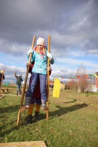 22 октября 2017 года. Спортивный выезд в Подмосковье, организованный клубом «Аквант» для детей Южного округа. На фото: Анна Хлебникова преодолевает полосу препятствий на ходулях. Фото опубликовал ФСК «Аквант»