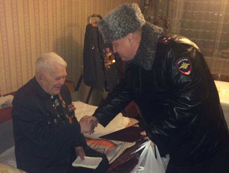 Руководство УВД по ЮАО поздравили ветерана Николая Бутылина с 91-летием