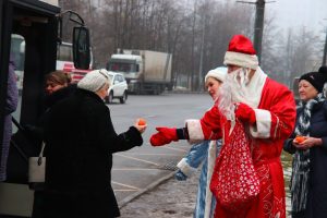 Дед Мороз Максим Демченко и Снегурочка Елена Матвеенкова поздравили жителей района Орехово-Борисово Южное с наступающим Новым годом. Фото: предоставлено аппаратом Совета депутатов