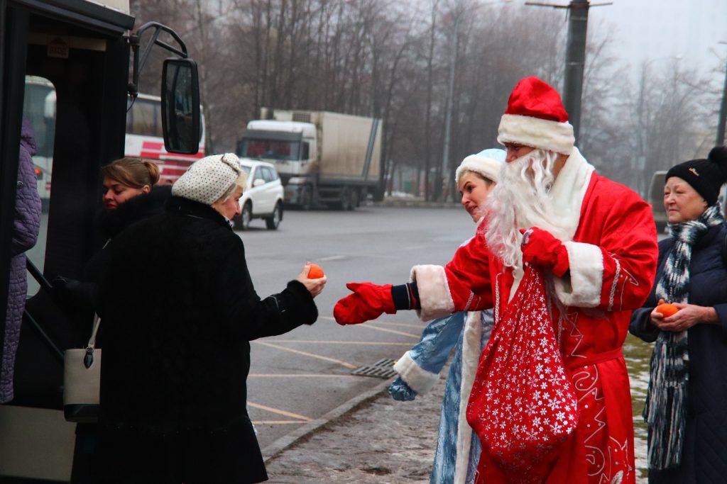 Дед Мороз и Снегурочка поздравили жителей юга столицы
