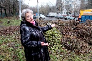 19 ноября 2017 года. Жительница дома № 10 по улице Каспийской Людмила Добровольская жалуется на свалку мусора. Фото: Пелагия Замятина 19 ноября 2017 года. Жительница дома № 10 по улице Каспийской Людмила Добровольская жалуется на свалку мусора. Фото: Пелагия Замятина