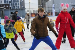 2 декабря 2017 года. В день открытия катка чемпион мира и Европы по фигурному катанию Алексей Ягудин (в центре) учил горожан уверенно стоять на коньках и показывал, как правильно делать прыжки. Фото: Пелагия Замятина 2 декабря 2017 года. В день открытия катка чемпион мира и Европы по фигурному катанию Алексей Ягудин (в центре) учил горожан уверенно стоять на коньках и показывал, как правильно делать прыжки. Фото: Пелагия Замятина