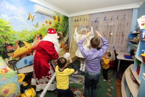 11 декабря 2017 года. Дед Мороз и Снегурочка, Владимир и Диана Пронькины, устроили новогоднее представление для Серафима, Степана и Акима Немтиновых (слева направо). Фото: Пелагея Замятина