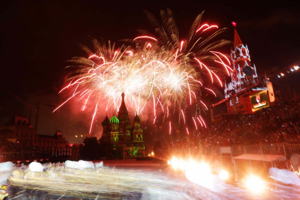 Обширная праздничная программа ждет москвичей в новогоднюю ночь