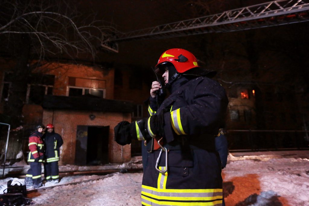МЧС потушило тысячу метров пожара в ангаре на юге Москвы