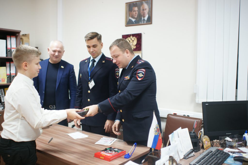 В Нагорном районе юным гражданам столицы вручили паспорта Российской Федерации