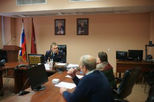 В день Всероссийского приема граждан начальник УВД по ЮАО Роман Плугин и руководители управления провели прием населения. Фото: предоставлено Пресс-службой УВД по ЮАО ГУ МВД России по г. Москве