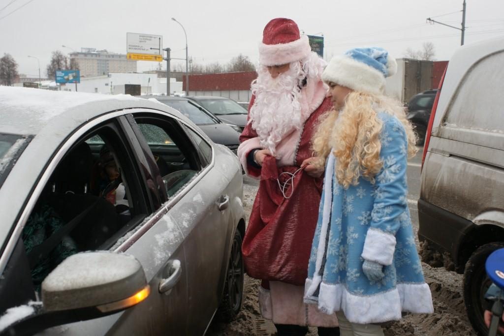 Всероссийская акция «Полицейский Дед Мороз» проходит на юге столицы